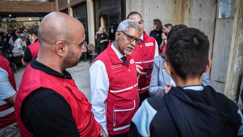Un equipo de la IFRC, encabezado por el Secretario General, Jagan Chapagain, y el Director Regional para Oriente Medio y Norte de África, Hosam Elsharkawi, visitó recientemente el refugio con miembros de la Cruz Roja Libanesa. Se reunieron con personas desplazadas, escucharon sus experiencias y les mostraron su apoyo en estos difíciles momentos.