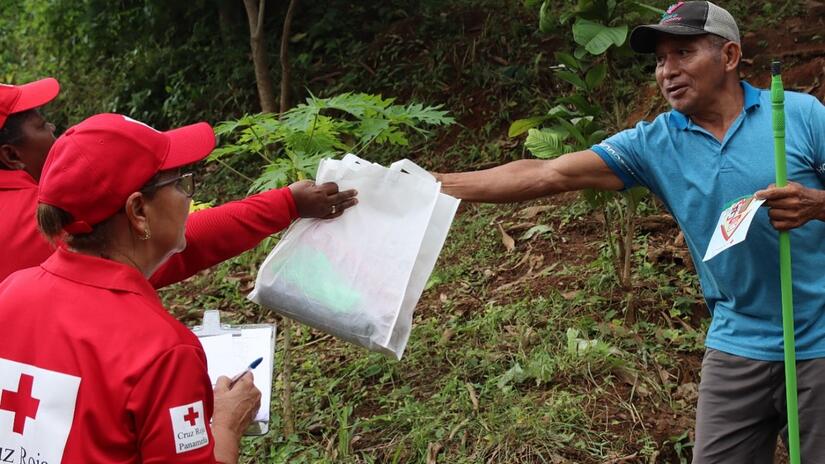 La Cruz Roja Panameña entrega kits de limpieza y una jornada educativa sobre prevención del dengue en las comunidades de Veracruz a mediados de noviembre. El dengue es una de las muchas enfermedades transmitidas por vectores que se está viendo agravada por el cambio climático.
