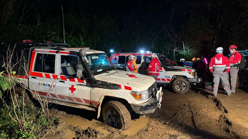 El grupo incluía la unidad canina, personal paramédico y de primera respuesta; y 15 vehículos, entre ambulancias y todoterrenos, ya que la zona era de difícil acceso.