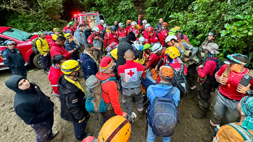 Más de 60 rescatistas se unieron en una impresionante labor, trabajando toda la noche y la madrugada en un arduo despliegue logístico y recorriendo la selva bajo intensa lluvia para llegar al lugar del accidente.