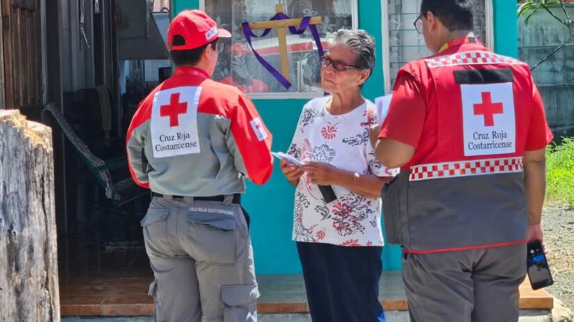 Miembros de la Cruz Roja Costarricense realizan encuestas y revisión de posibles criaderos para prevenir el dengue en la comunidad de Paquita, Quepos.