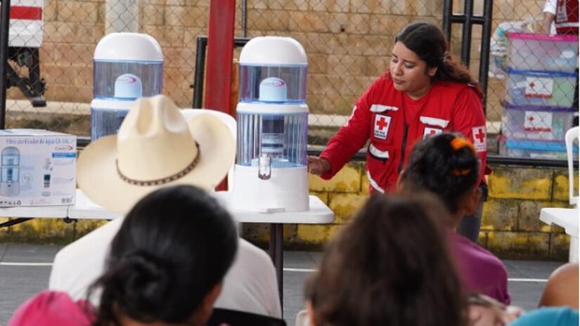 La Cruz Roja Salvadoreña entregó filtros purificadores de agua y otros artículos de primera necesidad a 42 familias afectadas por las inundaciones del pasado mes de junio, que se alojaban temporalmente en un complejo deportivo del barrio Zacatecoluca del municipio de La Paz Este.