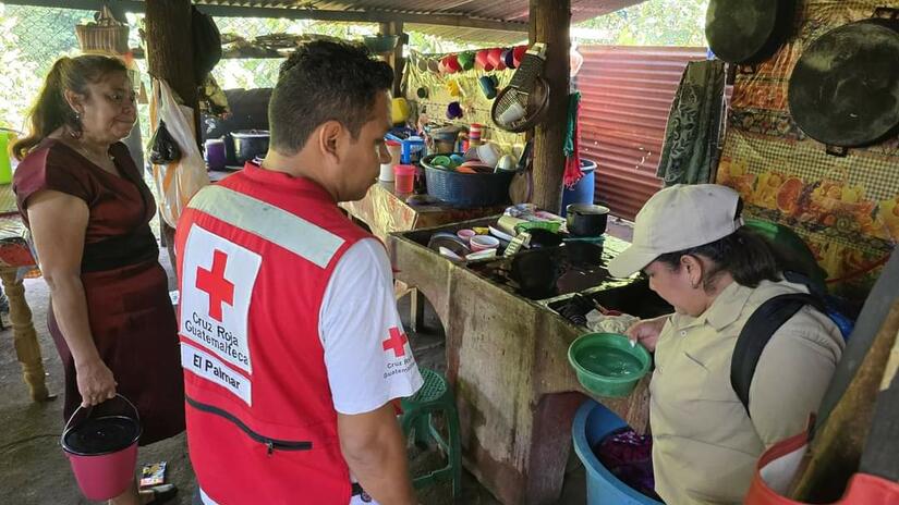 La Cruz Roja Guatemalteca junto al Ministerio de Salud llevó a cabo una campaña de prevención del dengue y control físico del vector mediante visitas domiciliarias en Aldea Nimina, en El Palmar, Quetzaltenango.