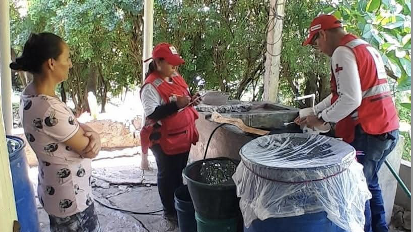 Un equipo conformado por personal técnico y voluntario de la Cruz Roja Hondureña realizó una campaña de limpieza y fumigación para combatir el dengue en el municipio de Villa Nueva, departamento de Cortés.