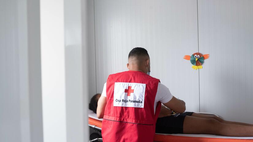 IFRC and Red Cross teams at the Lajas Blancas Migrant Reception Center in Darien, attend to the health needs of 200 to 1300 migrants daily. 