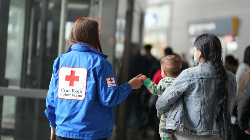 Colombian Red Cross providing humanitarian services such as food, health assistance, psychosocial support and counselling to returnees.