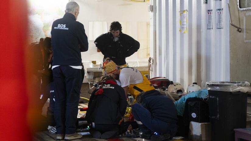 Les membres de l'équipage de l'Ocean Viking utilisent de petits bateaux à moteur pour sauver les migrants d'un bateau en détresse.