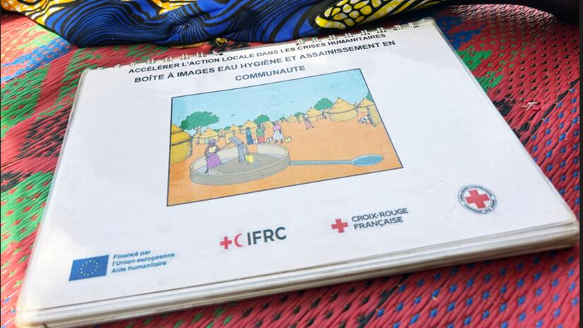 Une aide visuelle utilisée par les volontaires de la Croix-Rouge camerounaise pour sensibiliser leurs communautés aux différents risques de maladie et leur montrer comment se protéger.