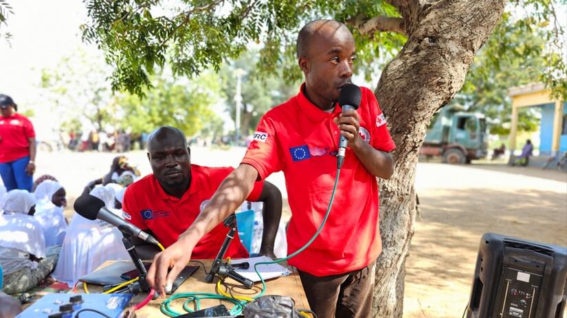 Un volontaire de la Croix-Rouge camerounaise utilise Radiobox - un kit radio portable facile à utiliser pour diffuser des émissions de radio FM en direct - pour partager des informations précises et fiables sur le choléra avec les communautés locales de Maroua.