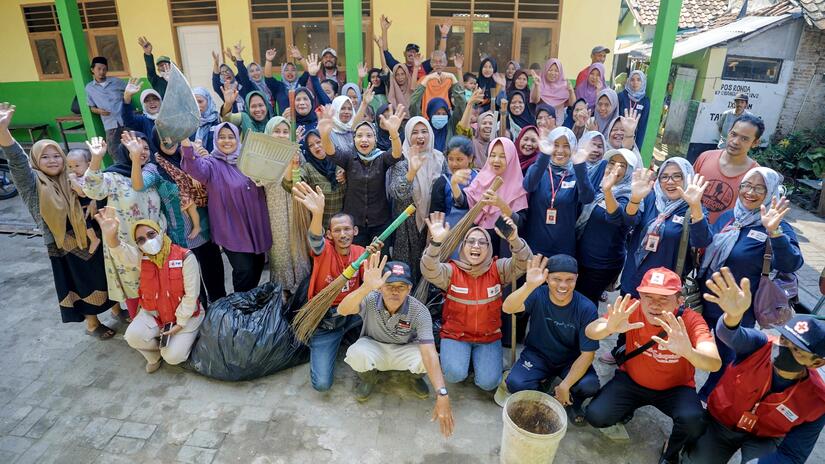 Community members in Saruni village, Pandeglang team up with Indonesian Red Cross volunteers as part of a ‘Clean Saturday’ initiative to clean up their local area, eliminate potential mosquito breeding grounds, and reduce dengue risks.