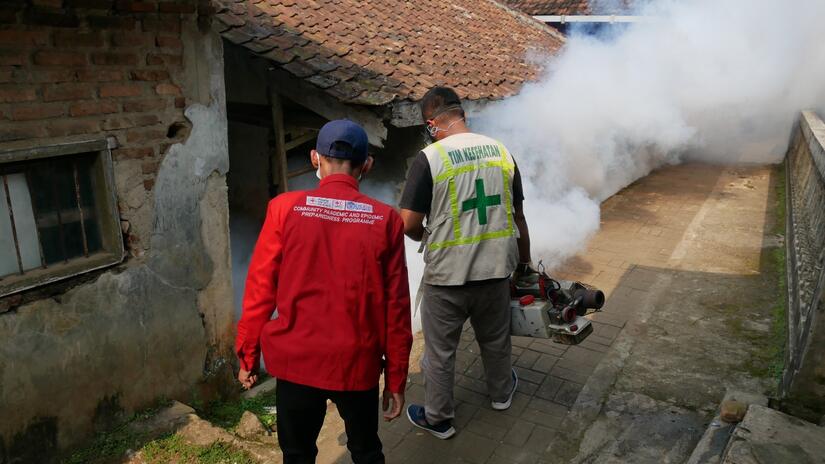 CP3 supervisor, Yadi, helps local health authorities in Saruni village to conduct ‘fogging’ (spraying a fine mist of insecticide into the air) to kill mosquitoes in targeted areas. This is usually done as a response measure in areas where large numbers of dengue cases are identified.