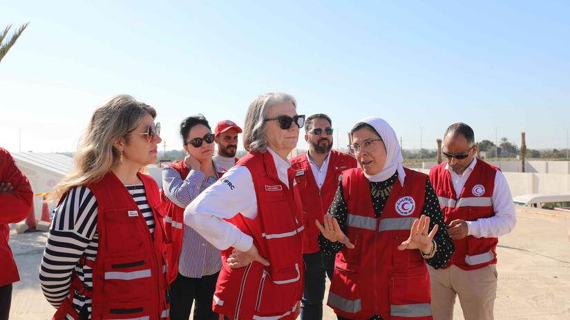 تستمع رئيسة الاتحاد الدولي، كيت فوربس، إلى الدكتورة آمال إمام، المديرة التنفيذية لجمعية الهلال الأحمر المصري، وهي تشرح وضع المساعدات الإنسانية في معبر رفح.
