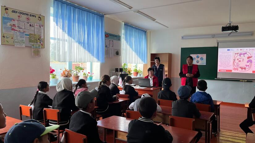 Schoolchildren in Talas take part in an educational session about infectious disease risks led by Kyrgyz Red Crescent medical staff so they know how to keep themselves safe.