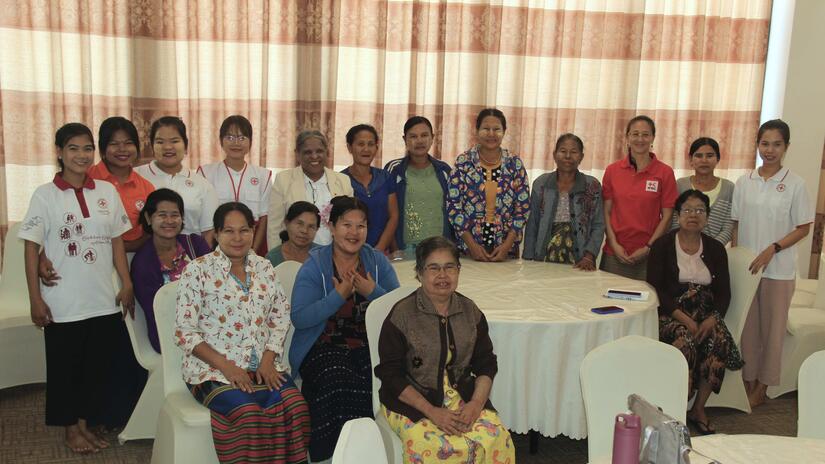 Las voluntarias de la Cruz Roja de Myanmar Cho Cho Aye y Phu Ngon Wai en una mesa redonda con mujeres del municipio de Kyite Ma Yaw, junto con la Cruz Roja de Myanmar y la Delegación de la IFRC en Myanmar.