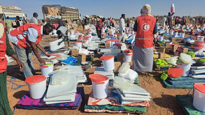 In East Darfur state, Sudanese Red Crescent volunteers oversee the distribution of essential supplies for people who had to flee violence and leave everything behind.