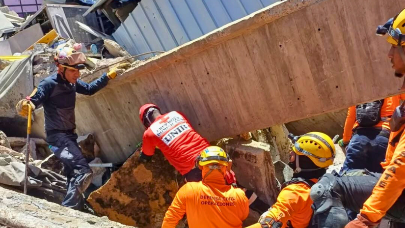 The Dominican Red Cross joined forces with the authorities to help rescue those who remained trapped in the wreckage of the Jet Set.
