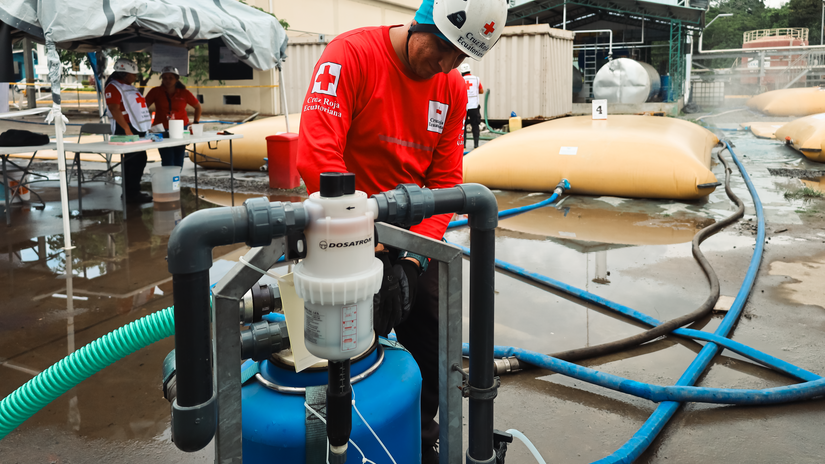 At the thermoelectric plant in Esmeraldas, the Ecuadorian Red Cross is treating water to ensure safe distribution to communities affected by the oil spill. Using their own water purification equipment, they have already cleaned and distributed over 1 million liters of safe water, helping reduce health risks and meet urgent needs in the region.