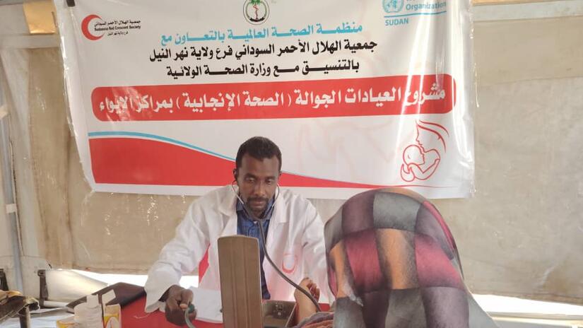 Sudanese Red Crescent Society (SRCS) health staff offers free medical care at clinics for displaced people in River Nile State.