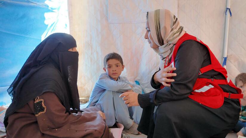 سليمة، أم أفغانية تبلغ من العمر 31 عامًا، تحتضن مولودتها الجديدة داخل خيمة على معبر سبين بولدك الحدودي بعد عودتها مؤخرًا من باكستان. يقوم الاتحاد الدولي، بالتعاون مع جمعية الهلال الأحمر الأفغاني، بتقديم الدعم لها ولأشخاص آخرين يواجهون ظروفًا مماثلة.