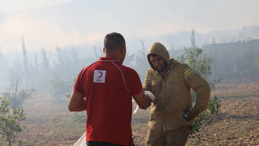 As fires rage in Izmir, Turkish Red Crescent volunteers are supporting both firefighters and people affected with water and food.