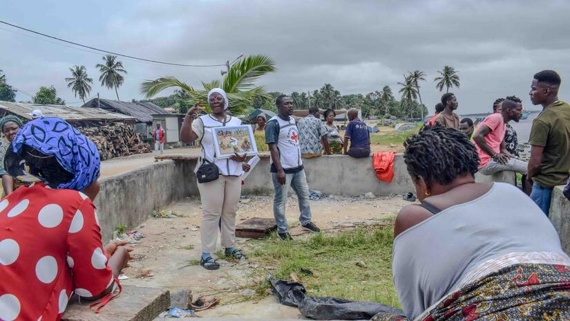 In an effort to raise awareness and build trust among people at risk due to the outbreak, volunteers from the Red Cross make numerous visits to places where people gather to explain how to recognize the symptoms, how to seek treatment and, just as importantly, how to protect oneself from the disease.