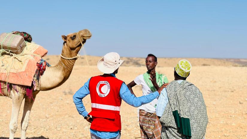 An SRCS staff member speaks with members of community of Taageer village, Bargal district, during a drought assessment in Puntland’s Bari region.