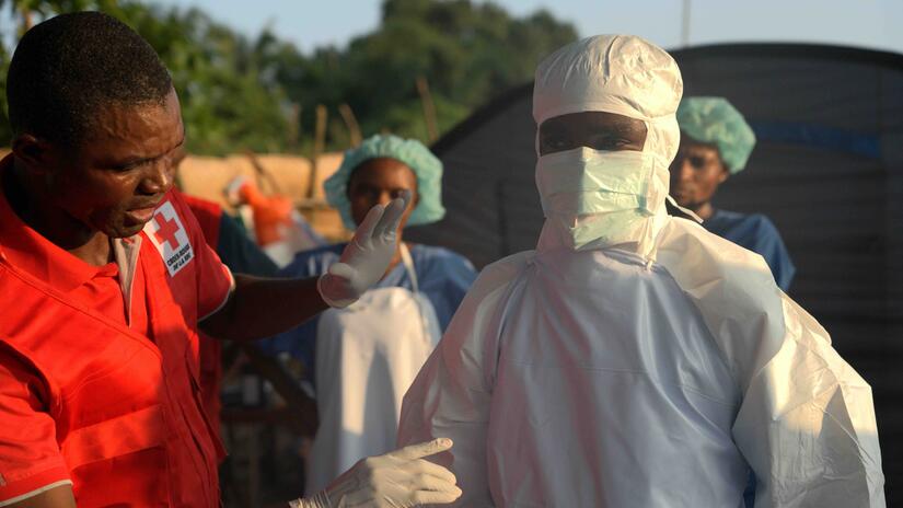 On the front line of the Ebola response, teams from the Red Cross of the Democratic Republic of the Congo carry out a training exercise.