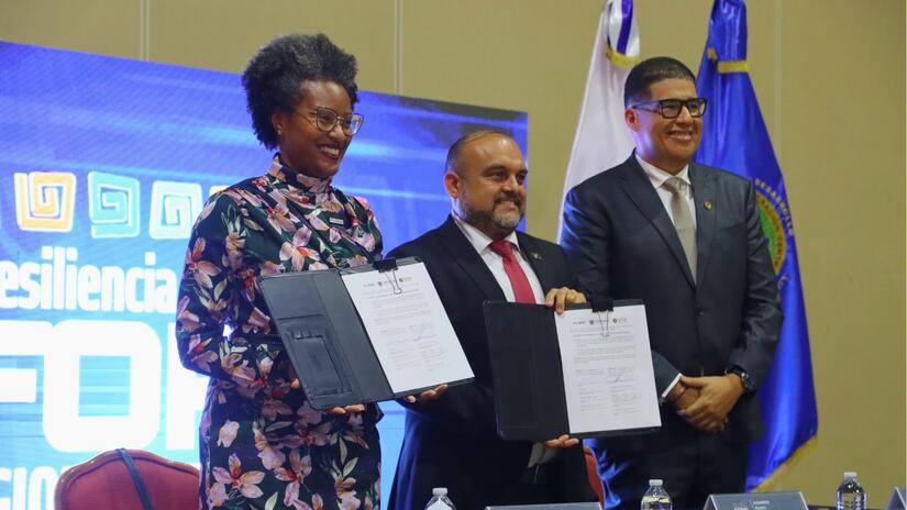 Representantes de CEPREDENAC y la directora regional de la IFRC para América, Loyce Pace, firmaron la renovación del memorándum de entendimiento entre ambas organizaciones para fortalecer la gestión del riesgo, las acciones de respuesta temprana y la reducción del impacto del cambio climático en Centroamérica y República Dominicana.