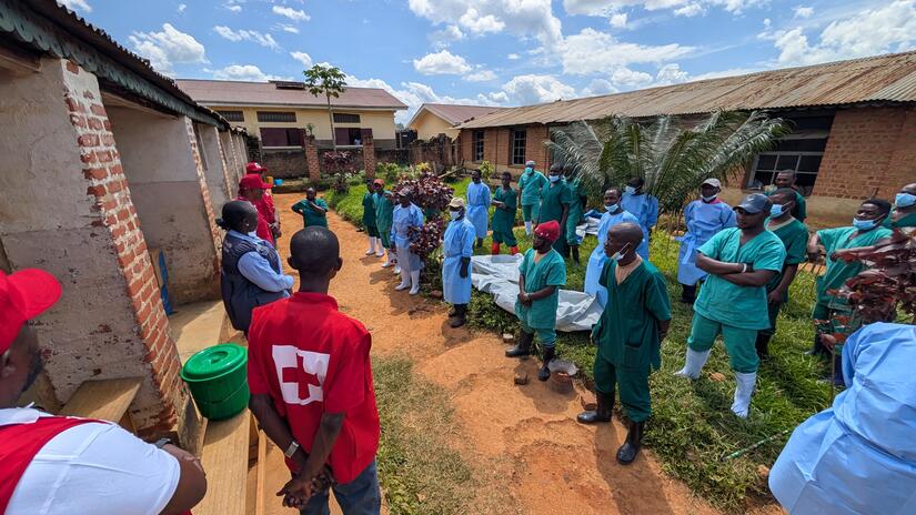 A DRC Red Cross Safe and Dignified Burial (SDB) specialist briefs response teams in Mongbwalu as part of ongoing Ebola response activities. Regular briefings help strengthen operational readiness, reinforce key procedures, and support personnel working in challenging field conditions.