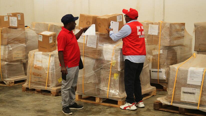 A critical IFRC shipment of 13 Safe and Dignified Burial (SDB) kits and body bags has arrived in Bunia, DRC. This will help strengthen the response to the ongoing Ebola virus outbreak.