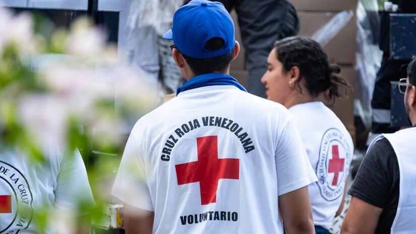Venezuelan Red Cross volunteers are distributing emergency supplies to people affected by the earthquakes of 24 June.