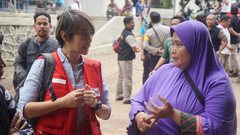 Jakarta, Indonesia; January 2020; Although the rain began to subside and the floods have subsided, Indonesian Red Cross Volunteers continue to provide health promotion services related to post-flood h