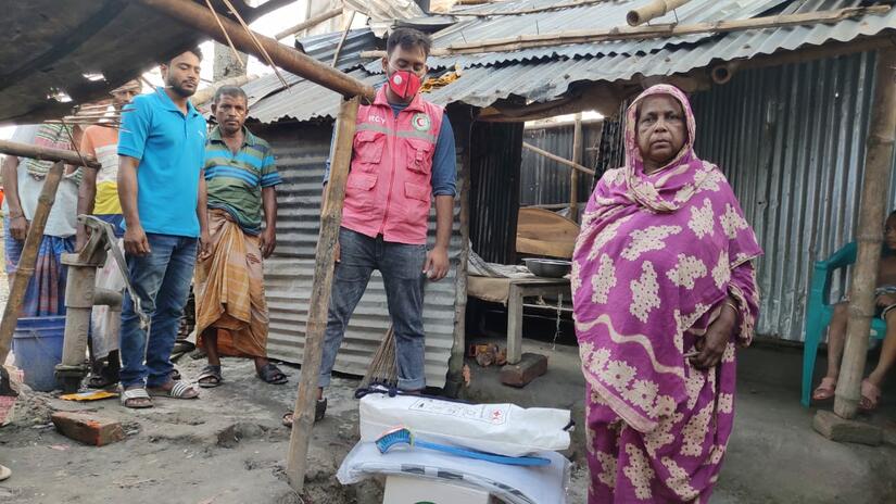 Bangladesh Red Crescent volunteers are finding out what people affected by Cyclone Amphan need most and distributing relief items. Photo: Bangladesh Red Crescent Society