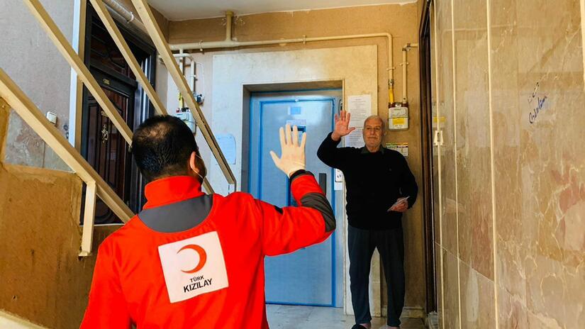 ESSN field officers deliver cards to refugees in Turkey amid COVID-19 pandemic.