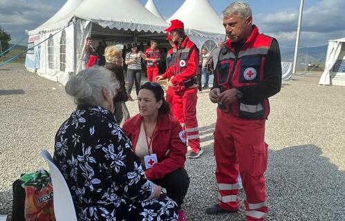 Thousands of displaced are arriving to Armenia, having left everything behind. Armenian Red Cross teams are providing food, water, first aid and much-needed psychosocial support. Photo:  Armenian Red Cross