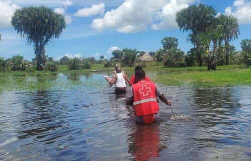 Kenya Red Cross volunteers wade through flood waters to reach out to communities marooned by the El Niño floods.