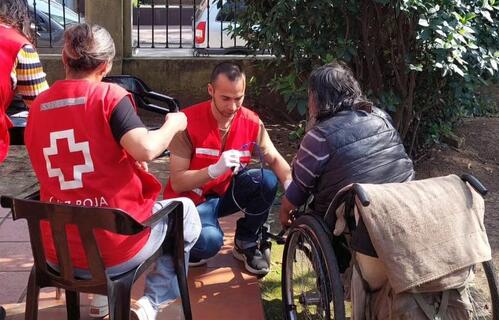 Volunteers from the Argentine Red Cross accompany people experiencing homelessness, by providing first aid and emotional support.