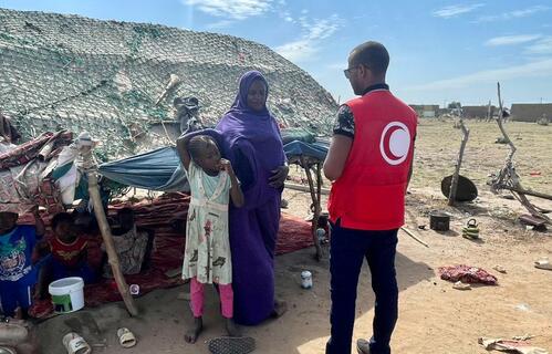 Volunteer from Mauritanian Red Crescent visits family displaced by insecurity in Mali.