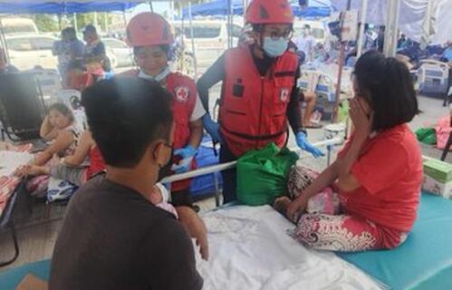 Volunteers from the Philippines Red Cross checking providing psychological first aid to patients at the Cebu  Provincial Hospital following the 2 October earthquake. 