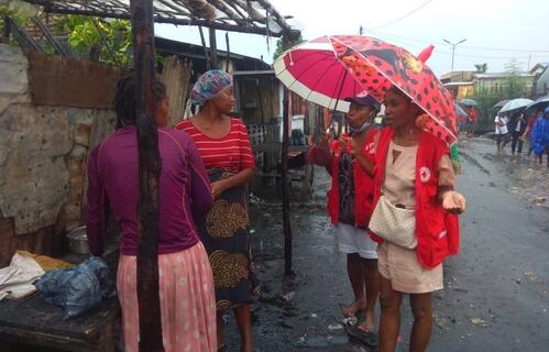 Malagasy Red Cross volunteers stand alongside communities across Madagascar, helping residents reinforce their homes before the storm. During and after the cyclone, they guided families to shelters, distributed dignity kits, provided reassurance, and supported authorities with assistance coordination and casualty registration.