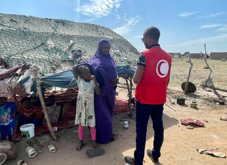Volunteer from Mauritanian Red Crescent visits family displaced by insecurity in Mali.