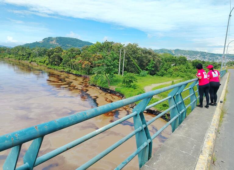  In response to the oil spill in Esmeraldas province, the Ecuadorian Red Cross and the Esmeraldas branch, in coordination with the Esmeraldas Municipality, deployed its Damage Assessment and Needs Analysis team to the affected areas. Their work focused on evaluating the environmental and health impact of the emergency, identifying the urgent need for access to safe drinking water, and prioritizing humanitarian assistance for affected communities. 