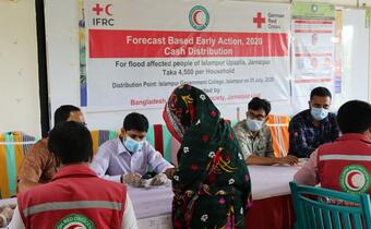 Bangladesh Red Crescent Society volunteers in Jamalpur distribute cash payments to communities in advance of predicted floods based on forecast information to help them cope and minimise any impact on their lives and livelihoods