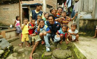 Indonesian Red Cross volunteers pay regular visits to communities living in slums in Lampung city to remind them of the importance of clean water and good hygiene. The volunteers previously installed water and sanitation pumps to improve access to clean water.