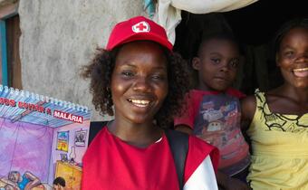 A Mozambique Red Cross volunteer goes door to door in Praia Nova to speak to families about how to protect themselves from malaria