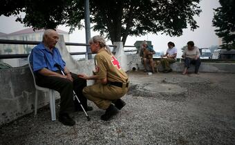 A volunteer with the Portuguese Red Cross provides first aid and psychosocial support to people affected by forest fires