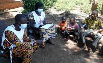 Volunteers from the Central African Red Cross Society deliver key messages about measles vaccinations in Bambari, Ouaka prefecture in December 2019