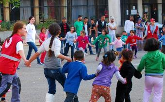 متطوعون شباب من الصليب الأحمر البلغاري يقومون بأنشطة وألعاب ممتعة للأطفال اللاجئين من سوريا، الذين يعيشون في مراكز إيواء في بلغاريا