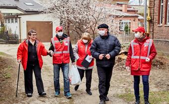 Ukrainian Red Cross volunteers in Kharkiv City support low-income families, older people and people with disabilities with food kits and health information during the COVID-19 pandemic