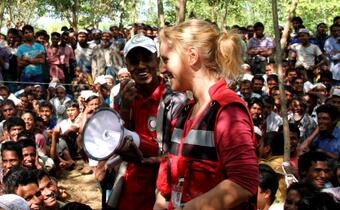 IFRC staff and Bangladesh Red Crescent volunteers tell jokes to entertain people waiting for supplies in Cox's Bazar, Bangladesh